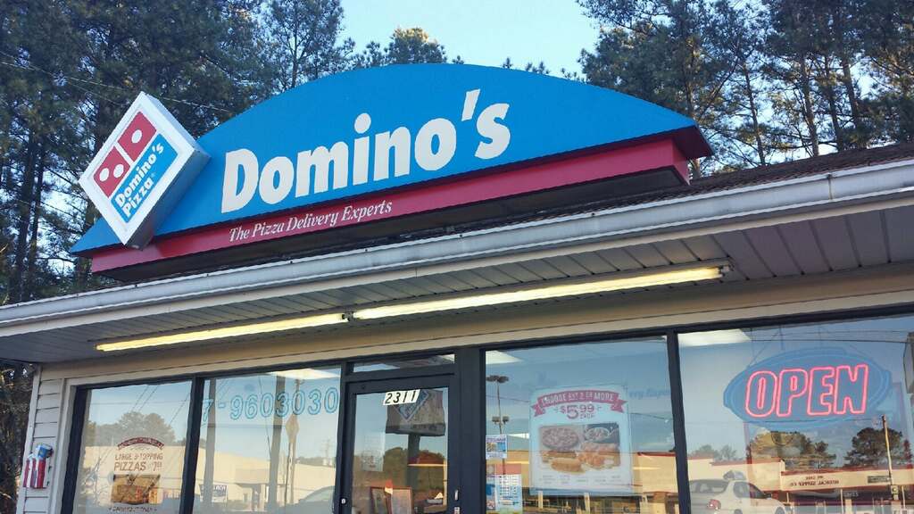 Domino’s Pizza No Longer Wears Gloves While Making Your Food